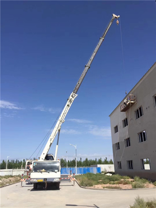 彭州市“轻装强干”—— 吊车的 “轻量化臂架” 技术